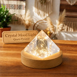 Kristall-Stimmungslicht (mittlere Pyramide aus klarem Quarz)