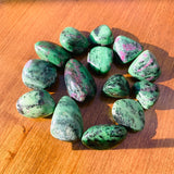 Rubin i Zoisite Tumbled Stone