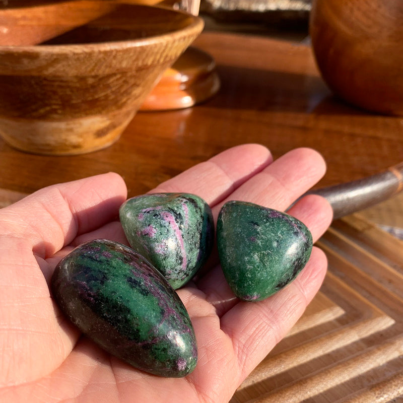 Piedra rodada Rubí en Zoisita