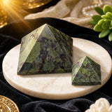 Drachenblut-Jaspis-Pyramide – mittelgroß