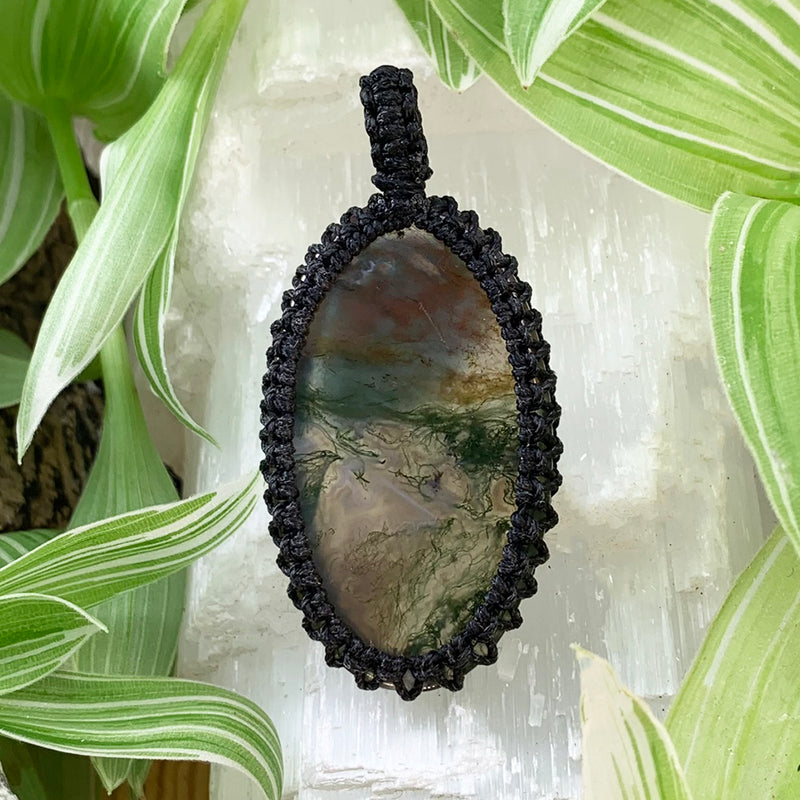 Grænt Moss Agate Macrame Hengiskraut Hálsmen