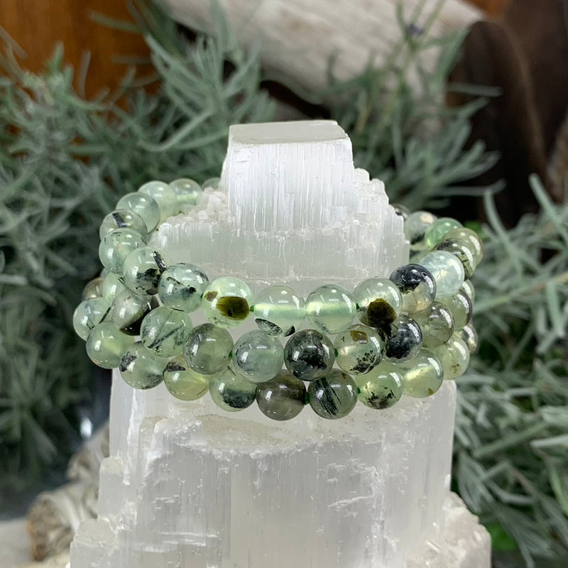 Mala Prehnite armband með flauelspoka