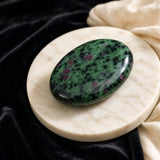 Ruby i Zoisite Palmstone