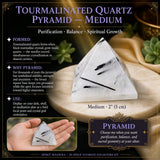 Turmalinierte Quarzpyramide – Mittelgroß